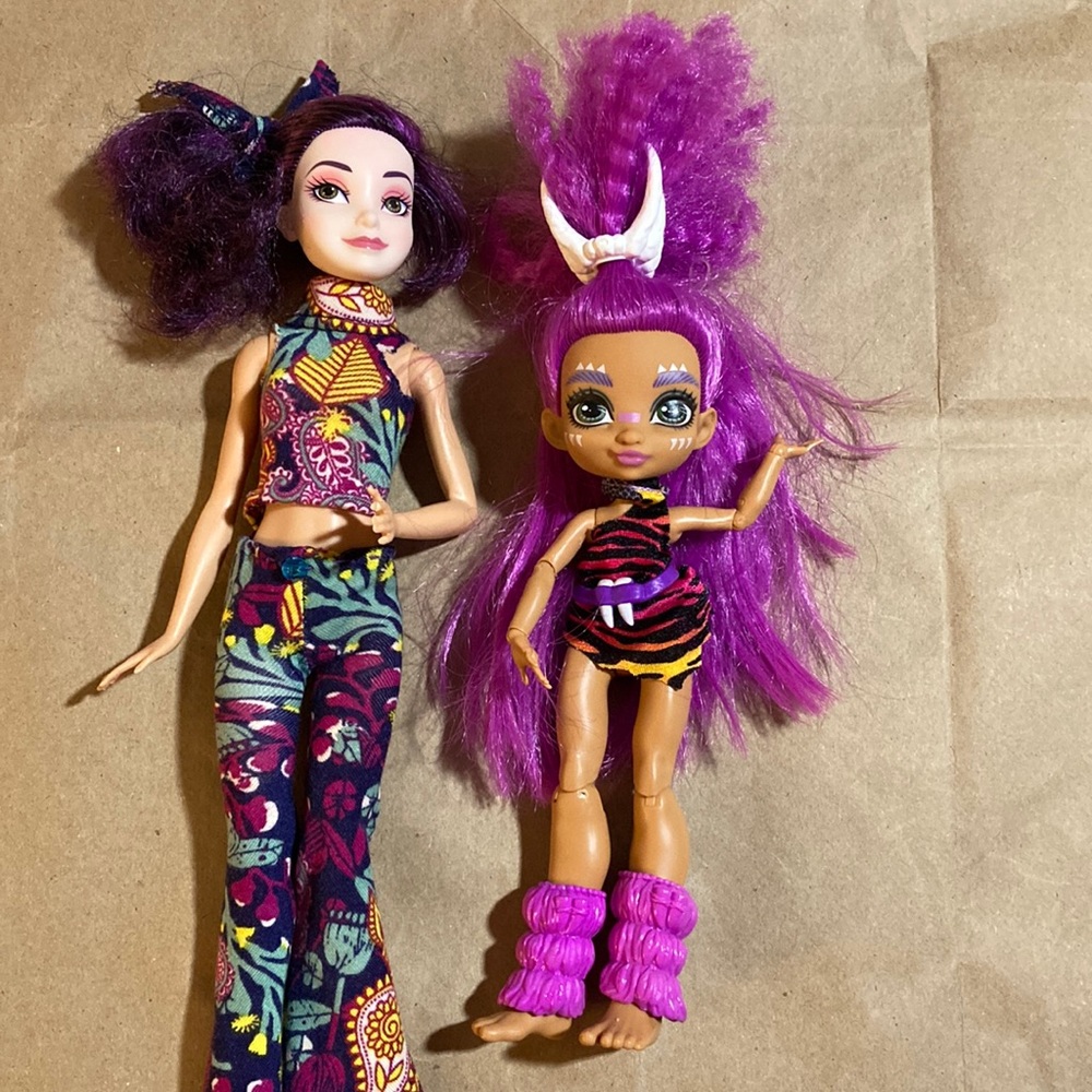 2 Dolls, 2015, Disney descendants, and 2020, Cave Club Doll